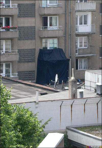 Balkon-Burka-balcony-burqa-Filmdreh-Hardcover-Koelner-Strasse-Duesseldorf-verdunkelte-Wohnung