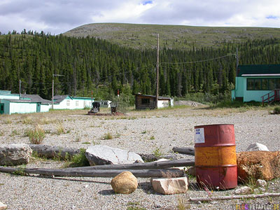 abandoned-Cafe-Motel-verlassene-Raststaette-Summit-Lake-Alaska-Highway-British-Columbia-Canada-Kanada-DSCN0095.jpg