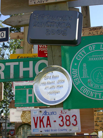 baking-dishes-pans-Backfromen-Signpost-Forest-Schilderwald-Alaska-Highway-Watson-Lake-Yukon-Canada-Kanada-DSCN0368.jpg