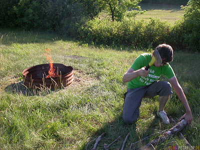 chipping-Fire-Wood-Feuerholz-hacken-Lagerfeuer-grilling-Grillen-Sherwood-Forest-Campground-Campingplatz-Regina-Saskatchewan-Canada-Kanada-DSCN8814.jpg