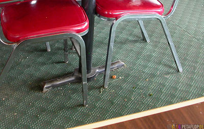 dirty-Floor-verdreckter-dreckiger-Teppich-Boden-Chinese-Restaurant-Cafe-chinesisches-Wildwood-Alberta-Canada-Kanada-DSCN9809.jpg