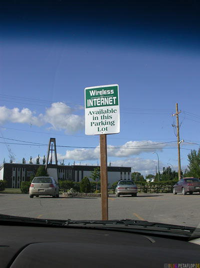 free-wi-fi-on-the-parking-lot-Gratis-W-LAN-auf-dem-Parkplatz-Russell-Manitoba-Canada-Kanada-DSCN8668.jpg