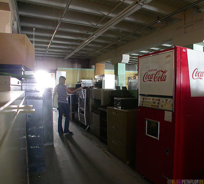 Furniture-Moebel-Fridge-Coca-Cola-Rummage-Troedel-Antiquitaeten-Laden-Antiques-Junk-Shop-Princess-Street-Winnipeg-Manitoba-Canada-Kanada-DSCN8480.jpg