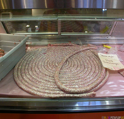 gigantic-sausage-riesige-Bratwurst-Farmers-Market-Bauernmarkt-St-Jacobs-Jakobs-Germans-Deutsche-Mennonites-Mennoniten-Ontario-Canada-Kanada-DSCN7845.jpg