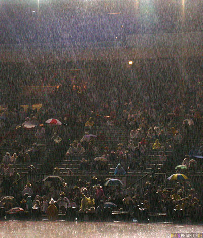 Heavy-Rain-starker-Regen-Platzregen-Grand-Stand-Chuckwagon-Race-Calgary-Stampede-2007-Alberta-Canada-Kanada-DSCN9193.jpg