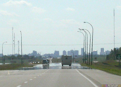 heat-haze-Hitzeflimmern-Hitzespiegelungen-auf der Strasse-heat-mirror-street-Driving-into-Regina-Saskatchewan-Canada-Kanada-DSCN8801.jpg