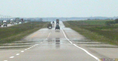 heat-haze-Hitzeflimmern-Hitzespiegelungen-auf der Strasse-heat-mirror-street-Driving-into-Regine-Saskatchewan-Canada-Kanada-DSCN8801.jpg