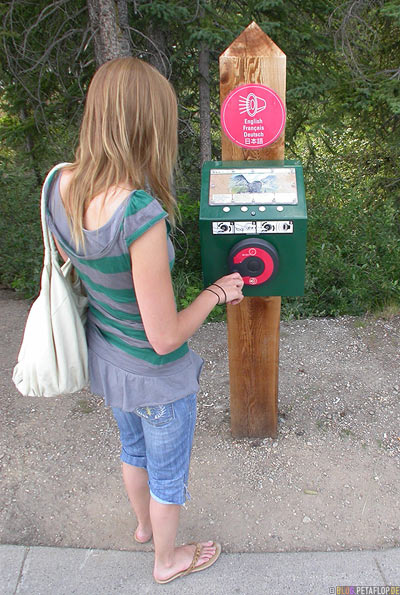 Information-on-bears-machine-Automat-Lake-Louise-Banff-National-Park-Rocky-Mountains-Alberta-Canada-Kanada-DSCN9322.jpg