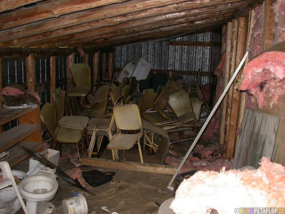 Interior-Chairs-Schuppen-Stuehle-Rotten-Motel-verfallenes-near-Wawa-Trans-Canada-Highway-Ontario-Canada-Kanada-DSCN8103.jpg