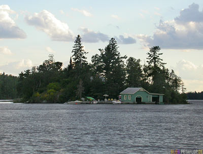 Isle-Island-Lake-of-the-Woods-Kenora-Ontario-Canada-Kanada-Insel-im-Lake-of-the-Woods-Bootsgarage-boat-garage-DSCN8341.jpg