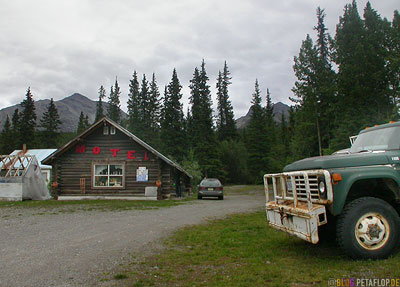 Motel-Lodge-Cabin-old-pickup-Muncho-Lake-Northern-Rocky-Mountains-Alaska-Highway-British-Columbia-Canada-Kanada-DSCN0237.jpg