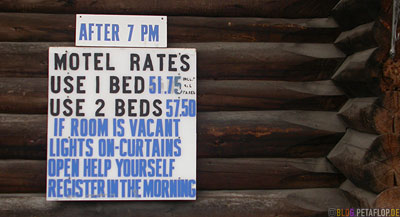 Motel-Motelpreise-Lodge-Cabin-prices-help-yourself-Muncho-Lake-Northern-Rocky-Mountains-Alaska-Highway-British-Columbia-Canada-Kanada-DSCN0242.jpg