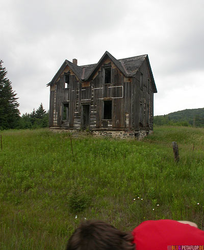 Old-rotten-house-wood-wooden-altes-verfallenes-Holzhaus-Echo-Bay-Ontario-Canada-Kanada-DSCN7948.jpg