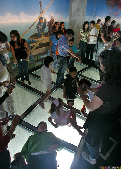 People-on-View-through-glass-floor-Blick-durch-den-Glasboden-CN-Tower-Blick-vom-Toronto-Ontario-Canada-Kanada-DSCN7791.jpg