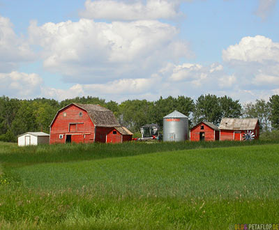 Red-Barn-Rote-Scheune-Bauernhof-Ranch-Farm-Silo-near-Whitewood-Saskatchewan-Canada-Kanada-DSCN8779.jpg