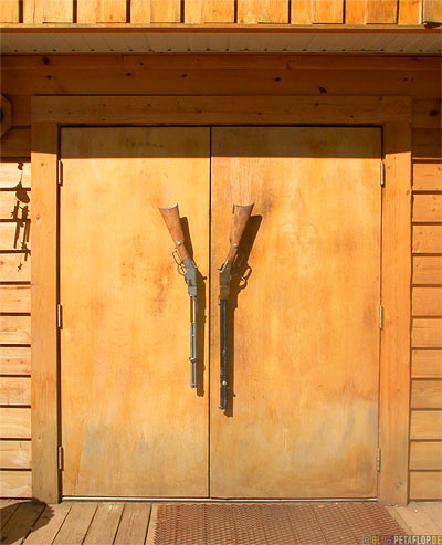 saloon-door-guns-gewehre-tuer-westend-rv-park-campground-campingplatz-alaska-highway-fort-nelson-british-columbia-canada-kanada-dscn0040.jpg