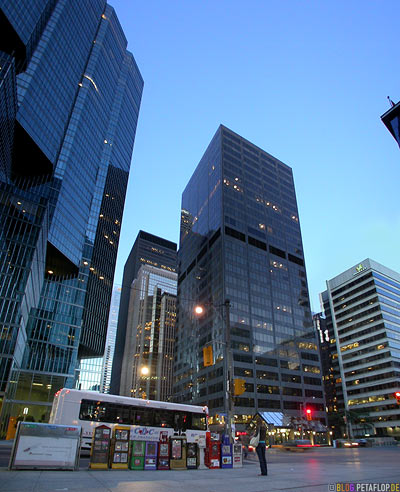 Skyscrapers-Hochhaeuser-Wolkenkratzer-Financial-District-Downtown-University-Avenue-Toronto-Ontario-Canada-Kanada-DSCN7684.jpg