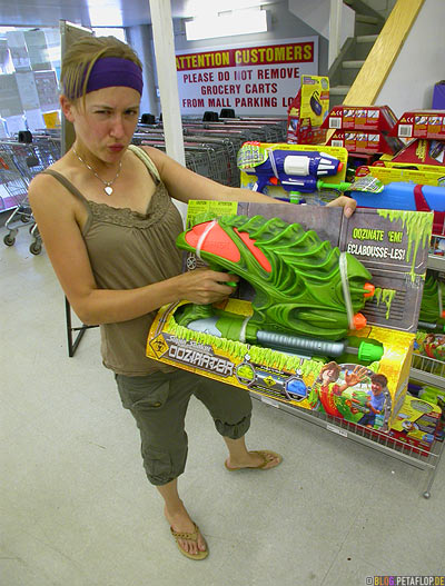 Super-Soaker-Oozinator-Alien-Gun-Oozinate-em-Watergun-Wasserpistole-Supermarkt-Super-Market-Swift-Current-Saskatchewan-Canada-Kanada-DSCN8884.jpg