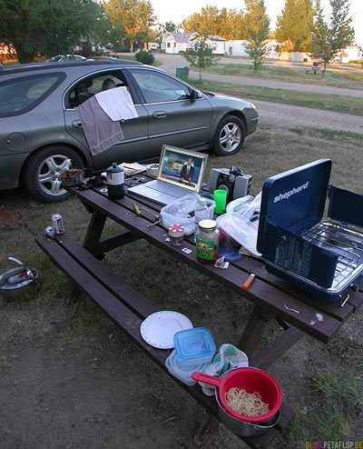 Tagesschau-MacBook-Pro-Ford-Taurus-Station-Wagon-Kombi-Gaskocher-Nudeln-Spaghetti-Ponderosa-Camping-Campground-Campingplatz-Swift-Current-Saskatchewan-Canada-Kanada-DSCN8878.jpg