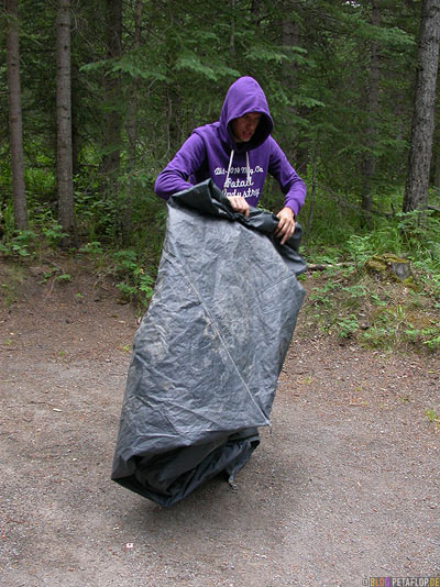 tent-folding-Zelt-zusammenlegen-Pocahontas-Campground-Campingplatz-Rocky-Mountains-Jasper-National-Park-Alberta-Canada-Kanada-DSCN9752.jpg