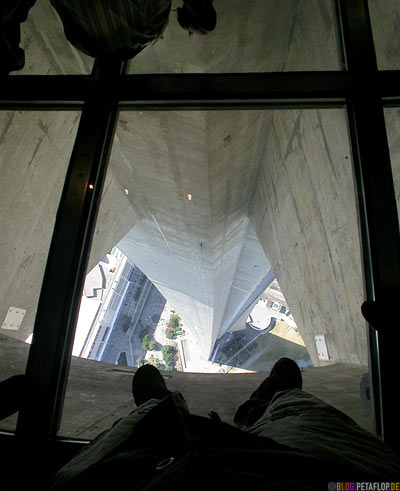 View-through-glass-floor-Blick-durch-den-Glasboden-CN-Tower-Blick-vom-Toronto-Ontario-Canada-Kanada-DSCN7776.jpg