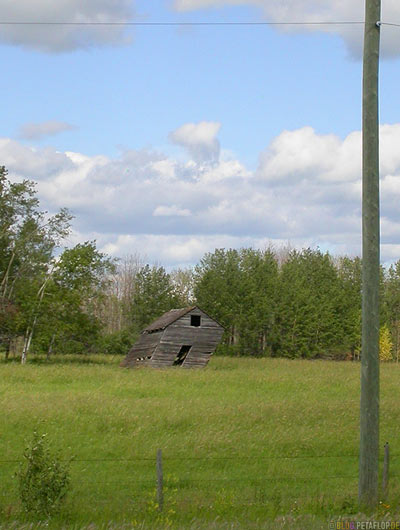 warped-Barn-Shed-Scheune-windschiefe-alt-old-holz-Wood-Manitoba-Canada-Kanada-DSCN8647.jpg