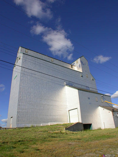 wheat-Silo-Weizensilo-Getreidesilo-Russell-Manitoba-Canada-Kanada-DSCN8667.jpg