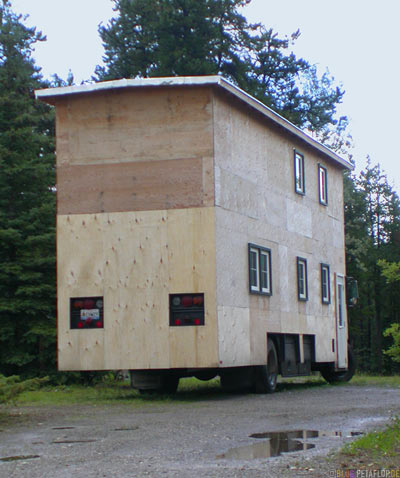 2-storey-two-story-Bus-House-Airforce-Lodge-Alaska-Highway-Watson-Lake-Yukon-Canada-Kanada-DSCN2298.jpg