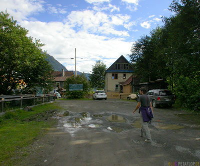 Backyard-Drive-Way-Ripley-Creek-Inn-Stewart-British-Columbia-BC-Canada-Kanada-DSCN2397.jpg