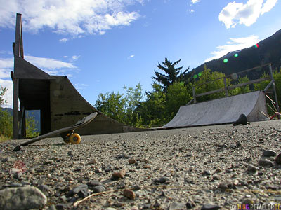 broken-Skateboard-old-Miniramp-Ghosttown-Geisterstadt-Hyder-Alaska-USA-DSCN2433.jpg