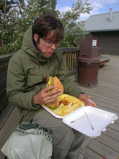 Burger-eating-lunch-break-Mittagspause-mit-Hamburger-Fish-Creek-Shuttle-Bus-Denali-National-Park-Nationalpark-Alaska-USA-DSCN1156.jpg