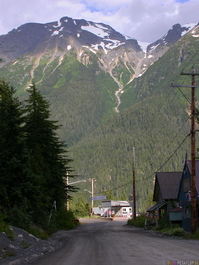 Canadian-Border-Building-mountain-Ghosttown-Geisterstadt-Hyder-Alaska-USA-DSCN2450.jpg