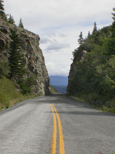 Entrance-Beginning-Eingang-Anfang-Felswaende-McCarthy-Road-Wrangell-St-Elias-National-Park-Chitina-Alaska-USA-DSCN2137.jpg