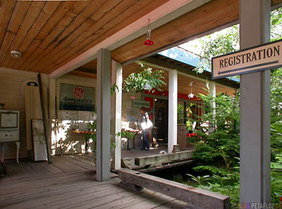 Hall-Way-Veranda-Innenhof-Ripley-Creek-Inn-Stewart-British-Columbia-BC-Canada-Kanada-DSCN2405.jpg