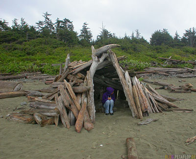 Hut-Strandhuette-Sea-Logs-Sand-Strand-Strandgut-Treibgut-Pacific-Rim-National-Park-near-Tofino-Beach-Vancouver-Island-BC-British-Columbia-Canada-Kanada-DSCN3080.jpg