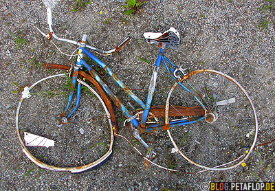 old-damaged-bicycle-altes-kaputtes-Fahrrad-Cassiar-British-Columbia-BC-Canada-Kanada-DSCN2330.jpg