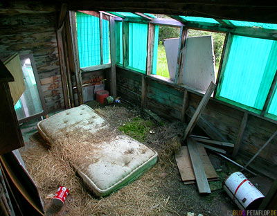 old-mattress-alte-Matratze-abandoned-house-verlassenes-Haus-Ghost-town-Geisterstadt-Cassiar-British-Columbia-BC-Canada-Kanada-DSCN2360.jpg