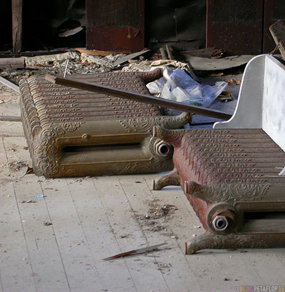 old-radiators-alte-Heizungen-Kennicott-Kennecott-abandoned-copper-mine-verlassene-Kupfermine-Wrangell-St-Elias-National-Park-Alaska-USA-DSCN2091.jpg