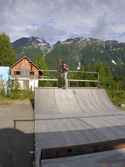 old-Skateboard-Miniramp-Ghosttown-Geisterstadt-Hyder-Alaska-USA-DSCN2431.jpg