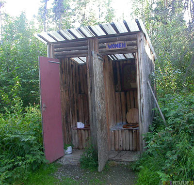 Outhouse-Aussenklo-Aussentoilette-Fairbanks-to-Arctic-Circle-Nordpolarkreis-Dalton-Highway-to-Prudhoe-Bay-Alaska-USA-DSCN1146.jpg