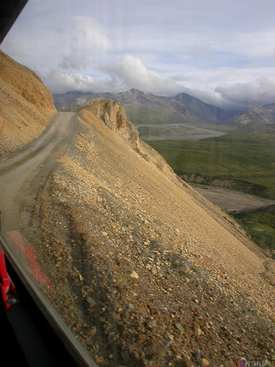 precipice-Abgrund-gefaehrliche-Strasse-dangerous-road-On-the-Fish-Creek-Shuttle-Bus-Denali-National-Park-Nationalpark-Alaska-USA-DSCN1238.jpg