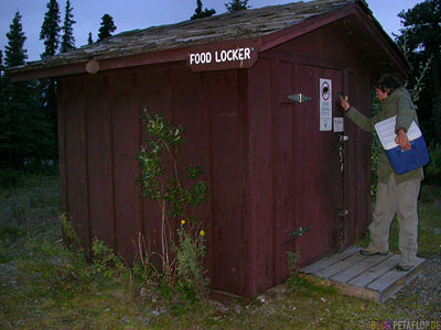 putting-food-in-the-bear-safe-food-locker-Essen-vor-den-Baeren-wegschliessen-Camping-on-Savage-River-Campground-Denali-National-Park-Nationalpark-Alaska-USA-DSCN1273.jpg