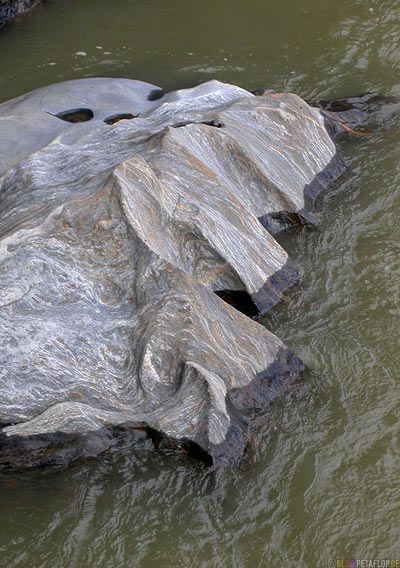 Rock-Stone-Stein-Fels-vom-Wasser-ausgespuelt-wooden-bridge-Holzbruecke-Alaska-Highway-Yukon-Canada-Kanada-DSCN2244.jpg