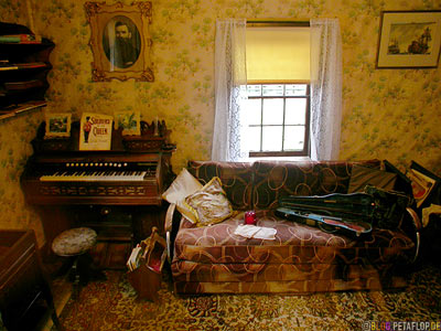 room-Zimmer-Klavier-Piano-Sofa-heritage-old-western-town-Westernstadt-wilder-westen-wild-west-Barkerville-BC-Canada-Kanada-DSCN2647.jpg