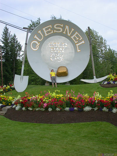 Town-entrance-giant-gold-pan-Ortseingang-riesige-Goldwaschpfanne-Schuerfpfanne-Gold-Nugget-Quesnel-British-Columbia-BC-Canada-Kanada-DSCN2732.jpg