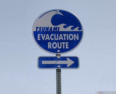 tsunami-evacuation-route-sign-Prince-William-Sound-Valdez-Alaska-USA-.jpg