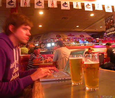 Waiting-for-the-Ferry-in-a-bar-in-Nanaimo-Harbour-Car-Parking-Vancouver-Island-BC-British-Columbia-Canada-Kanada-DSCN3200.jpg