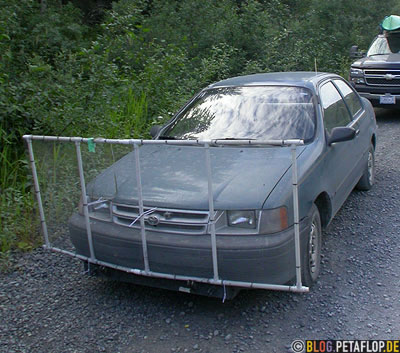 wire-netting-shield-car-front-against-stone-chips-and-window-cracks-Auto-Metallgitter-Schutzschild-gegen-Steinschlag-und-Glasbruch-Fish-Creek-Wildlife-Observation-Site-Hyder-Alaska-USA-DSCN2457.jpg