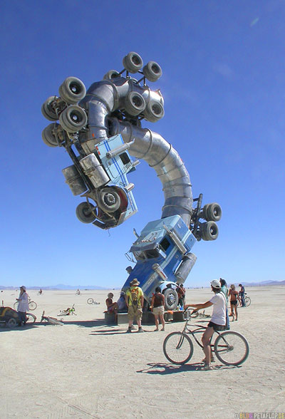 2-two-truck-zwei-Art-Sculpture-Skulptur-Kunst-Playa-Riding-a-bike-Radfahren-Fahrrad-Burning-Man-2007-Black-Rock-Desert-Nevada-USA-DSCN4688.jpg