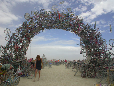 Bicycle-Arc-Fahrrad-Bogen-Centercamp-Playa-Burning-Man-2007-Friday-Freitag-Black-Rock-Desert-Nevada-USA-DSCN4378.jpg